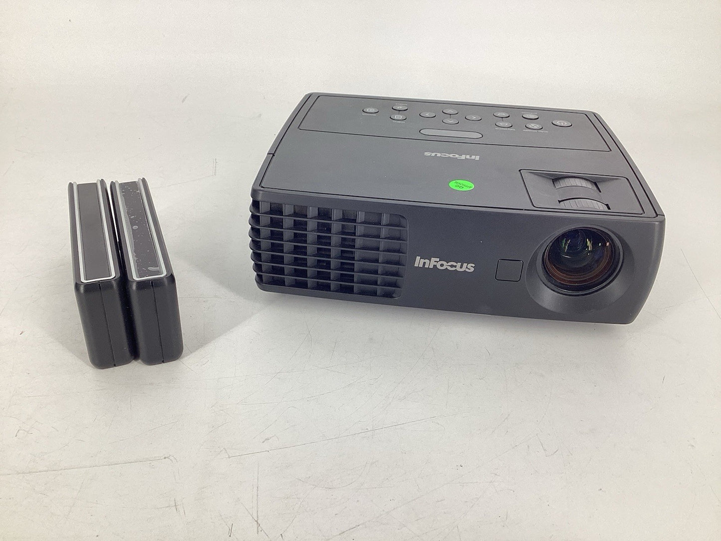 InFocus IN1112A DLP Projector w/ Carrying Case complete 47hrs on lamp