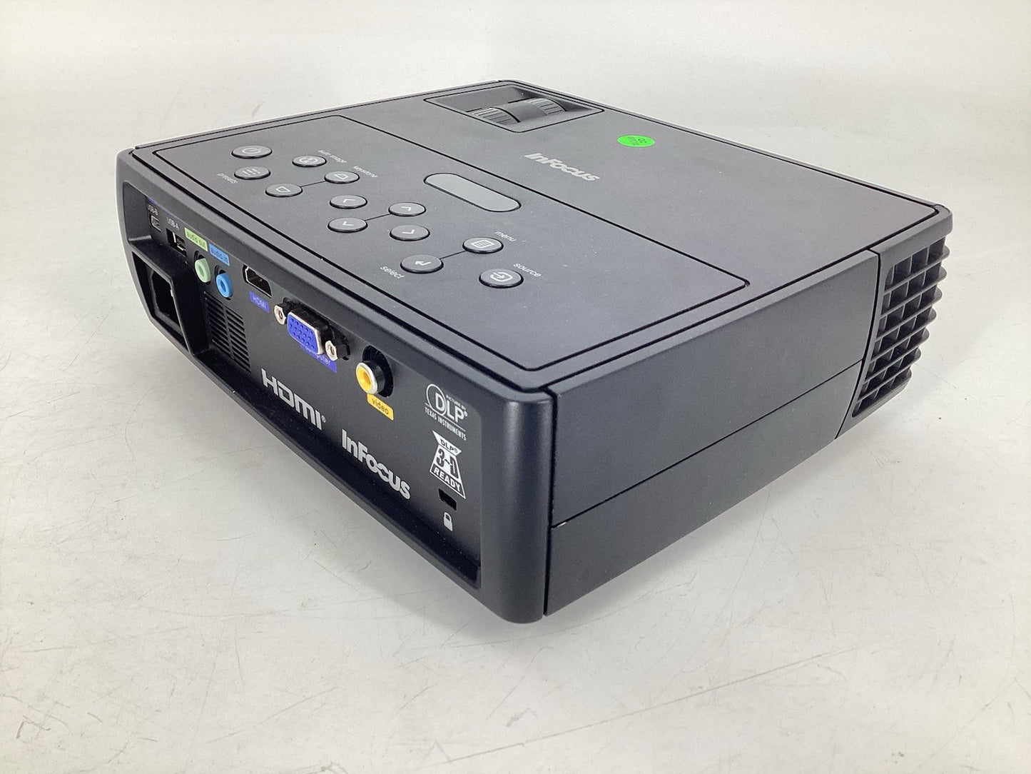 InFocus IN1112A DLP Projector w/ Carrying Case complete 47hrs on lamp