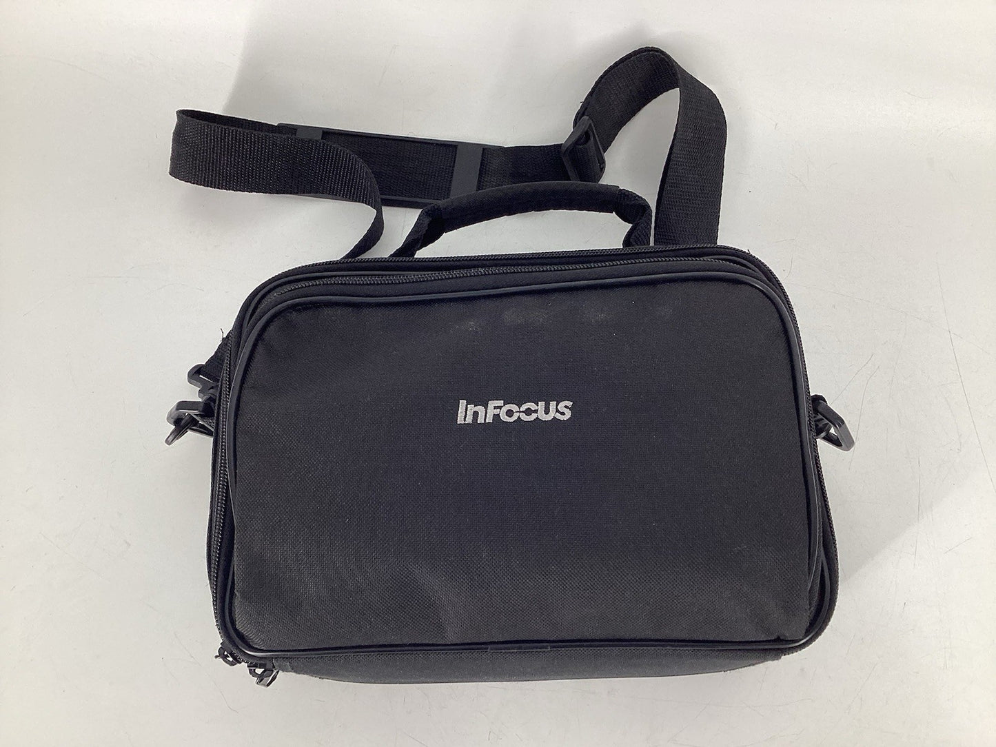 InFocus IN1112A DLP Projector w/ Carrying Case complete 47hrs on lamp