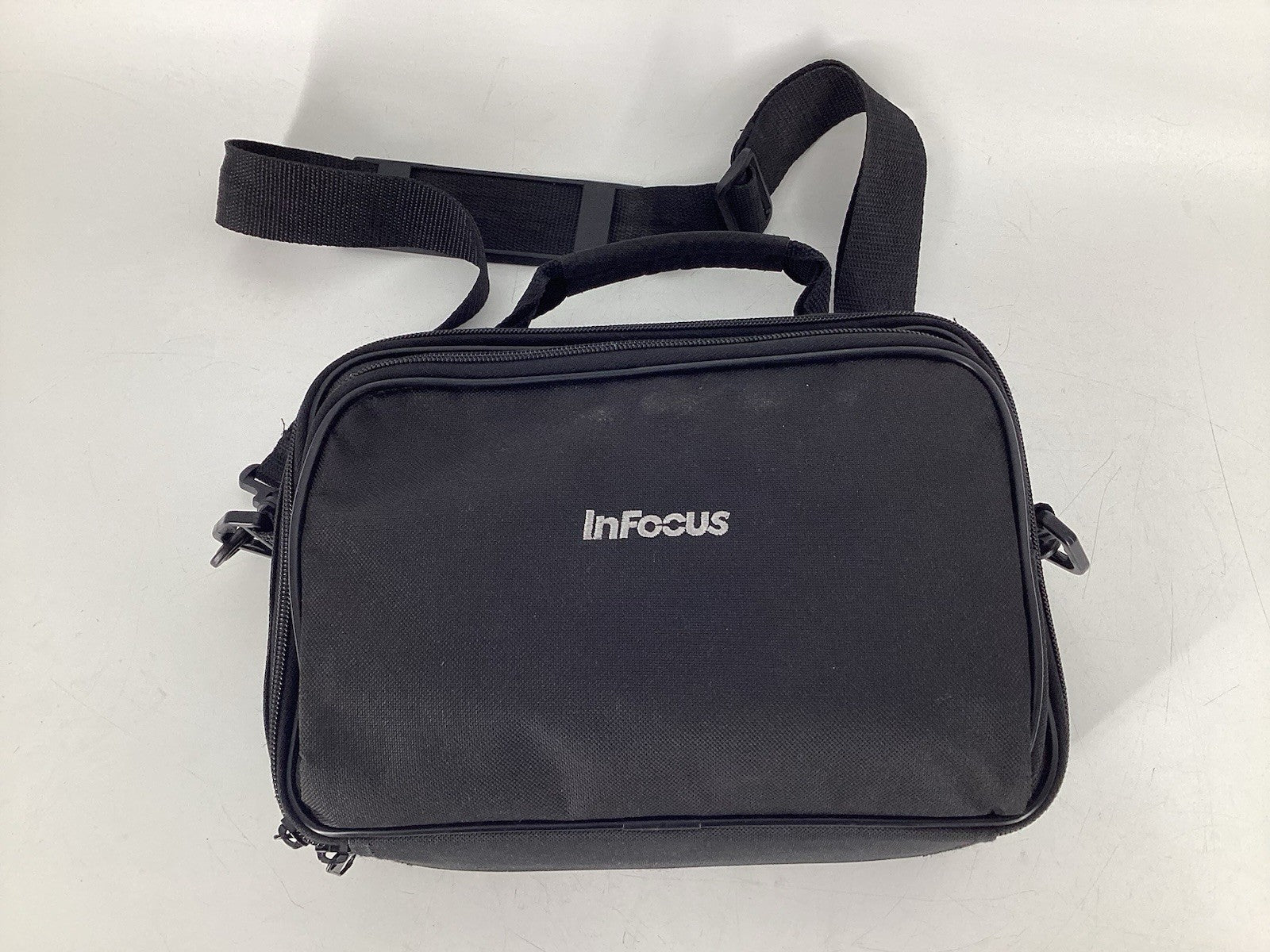 InFocus IN1112A DLP Projector w/ Carrying Case complete 47hrs on lamp