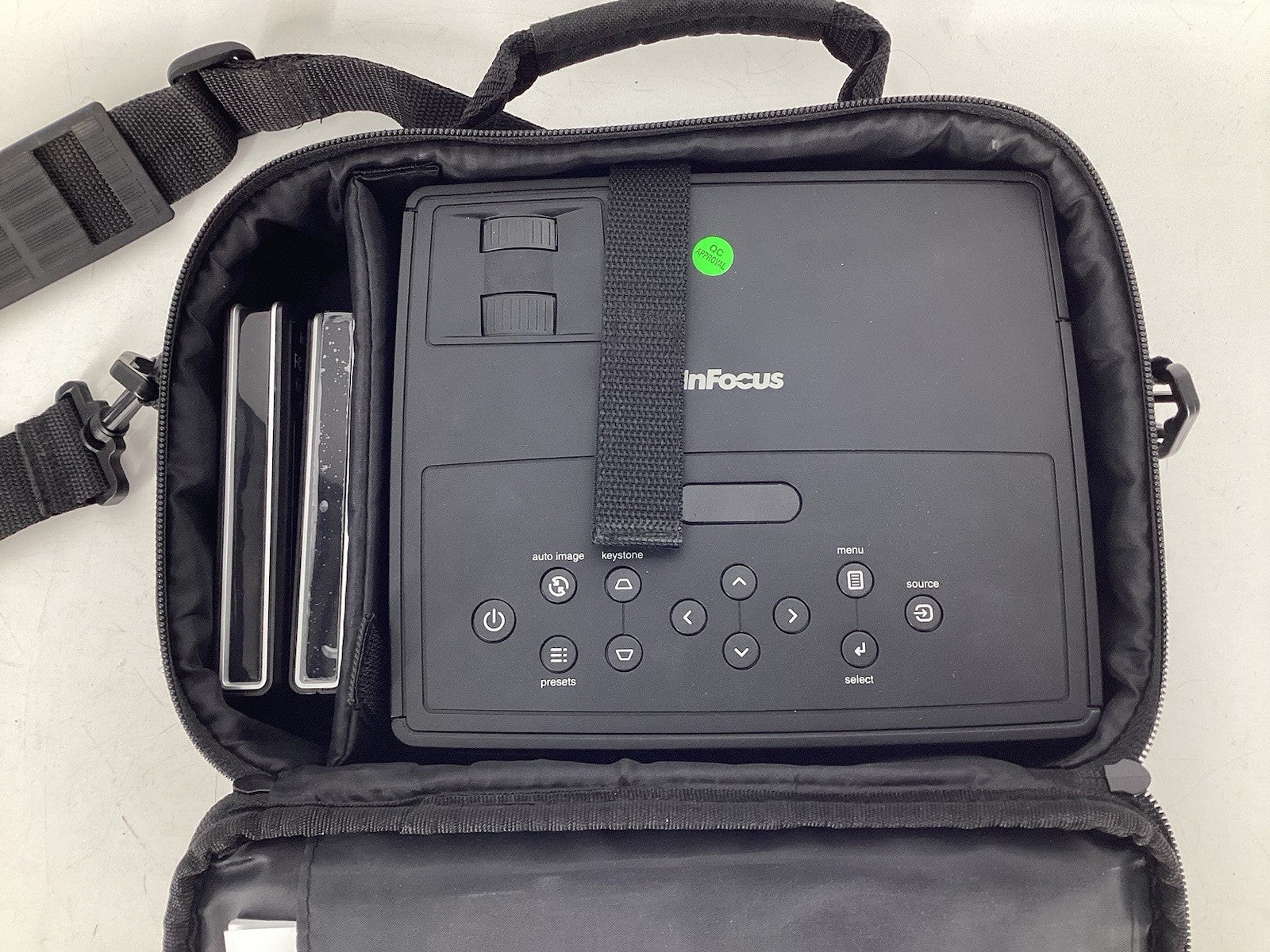 InFocus IN1112A DLP Projector w/ Carrying Case complete 47hrs on lamp
